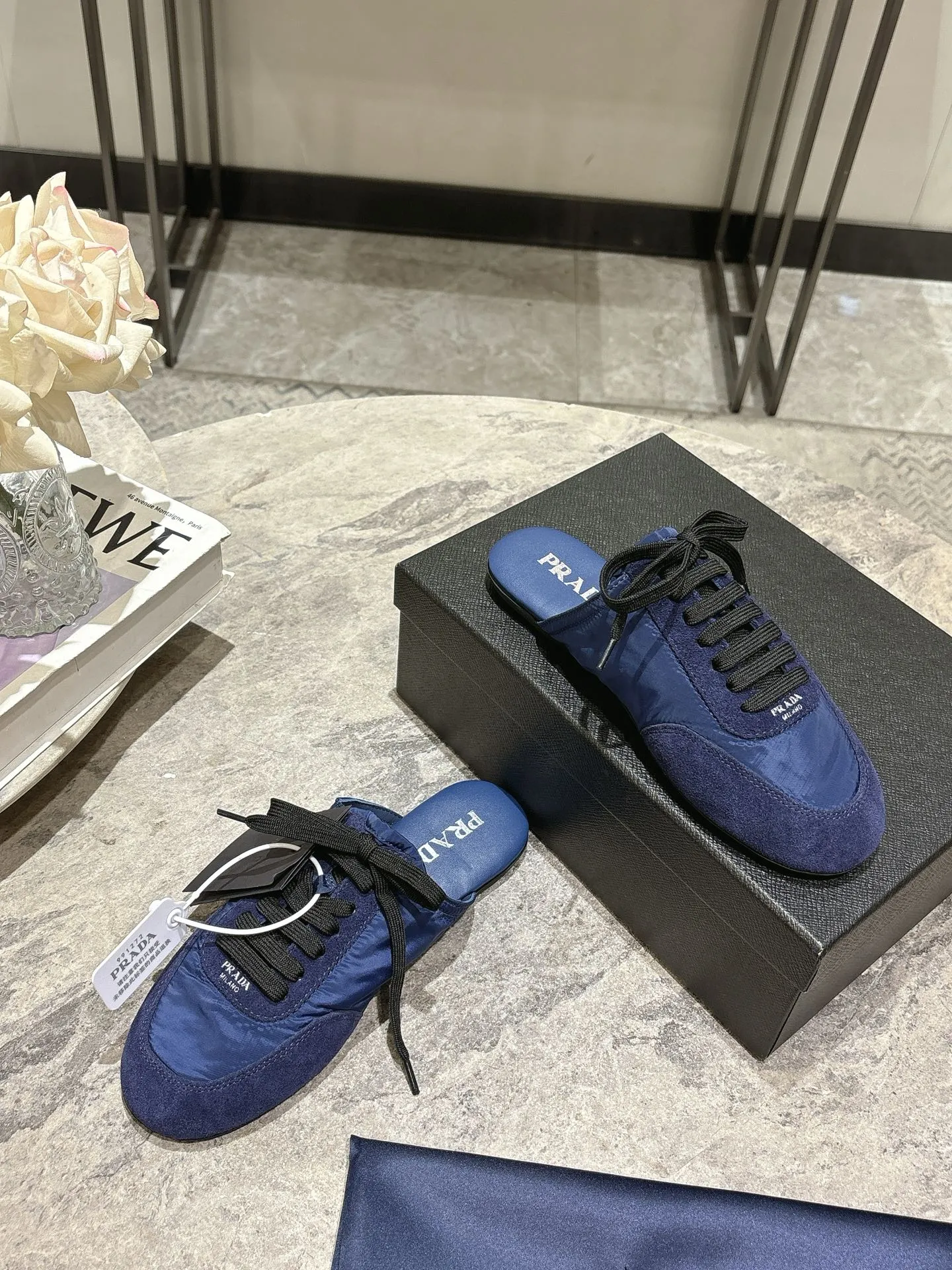 👟👟Ex-factory price 502👟👟 Prada Prada spring and summer show thin-soled moral training shoes for women. The 25ss show style item with the highest export rate. The suede upper has a texture, and the inner sheepskin is wrapped. It is soft and waxy. The insole is thickened with lambskin. It is extremely comfortable to step on, has a sense of support, and feels well wrapped. The shoe shape is full of wrapping, light, easy to wear and practical, a casual shoe, original molded rubber outsole Size: 35-39 (40 41 customized, non-refundable)